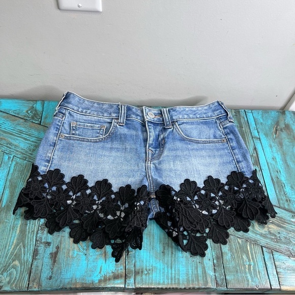 Express Low Rise Relaxed Lace Embellished Denim Shorts Size 00 - Picture 5 of 10